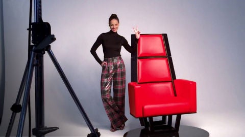 Eva González posa con el sillón de 'La Voz' en la espectacular sesión de fotos