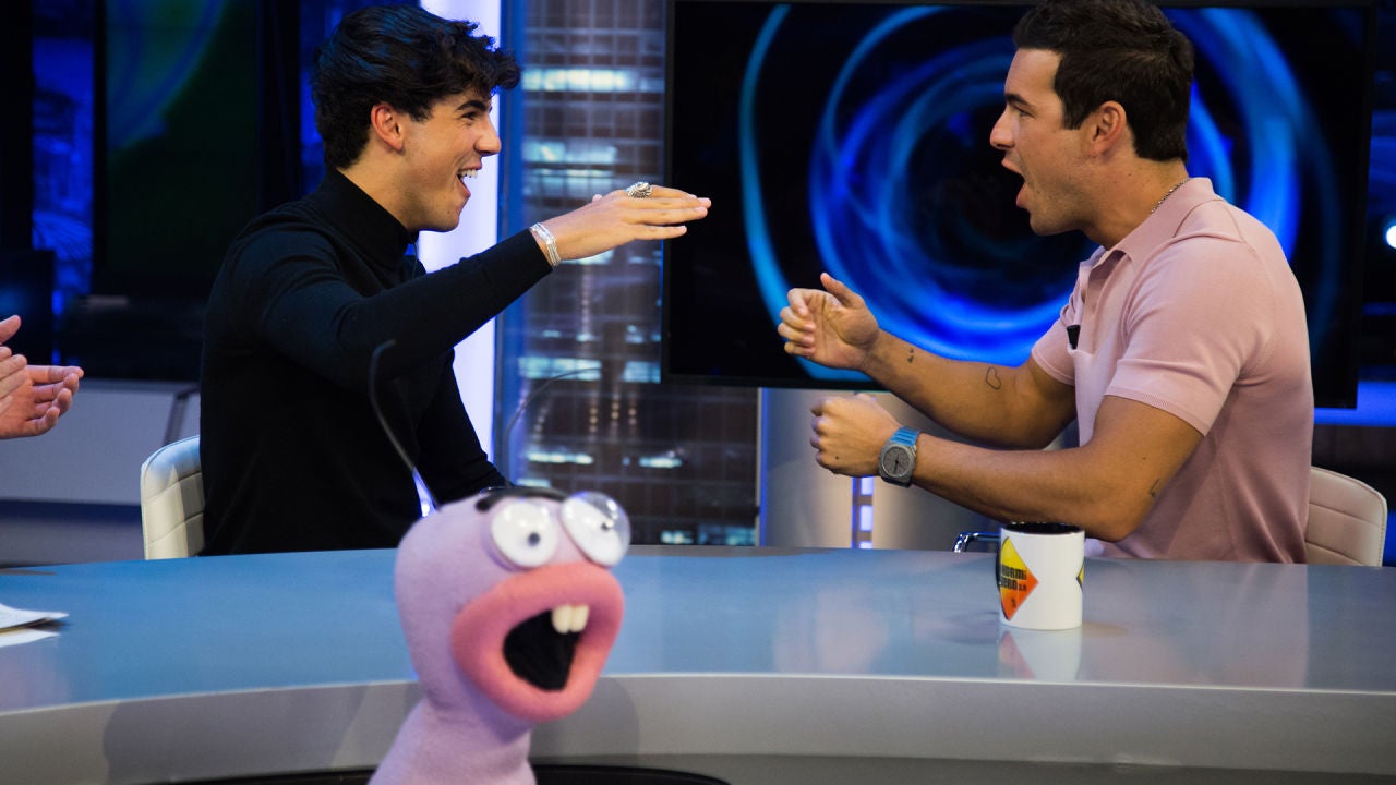 Óscar y Mario Casas demuestran su gran compenetración en 'El Hormiguero  ' con los puntos telepáticos