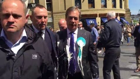  Arrojan un batido sobre el ultraderechista británico, Nigel Farage, en el centro de Newcastle