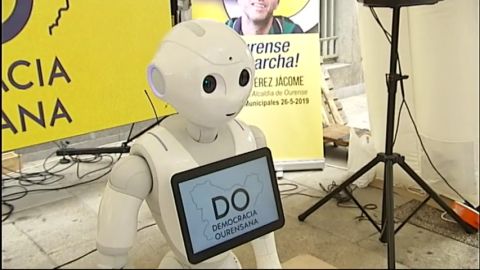 Un robot pide a pie de calle el voto para el candidato de Democracia Ourensana