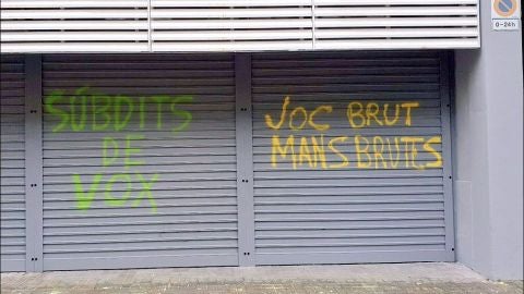 Las sedes del PSC en Barcelona y Badalona aparecen manchadas de pintura amarilla con el mensaje "Juego sucio. Manos sucias"