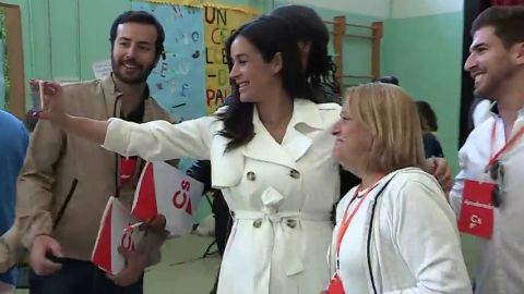 Begoña Villacís escoge para votar un vestido similar al de Meghan Markle cuando presentó a su hijo