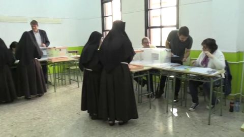 Un grupo de monjas acude a votar a un colegio de Madrid