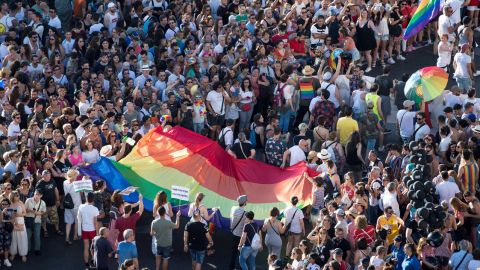 El Orgullo más reivindicativo tiñe de arcoíris las calles de Madrid