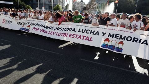 Multitudinaria manifestación del Orgullo por las calles de Madrid al grito de "los derechos no se venden"