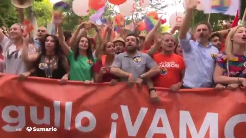 Los representantes de Ciudadanos salen escoltados de la marcha del Orgullo en Madrid