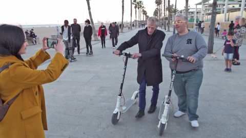 Enrique vs Miki: Carrera en patinete en las playas de Valencia