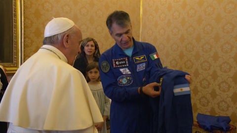 El Papa Francisco ya tiene un traje para viajar al espacio