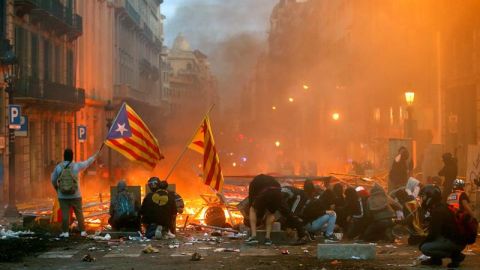 (18-10-19) Especial Informativo: Barricadas con fuego y tanquetas de agua en la quinta noche de disturbios en Barcelona