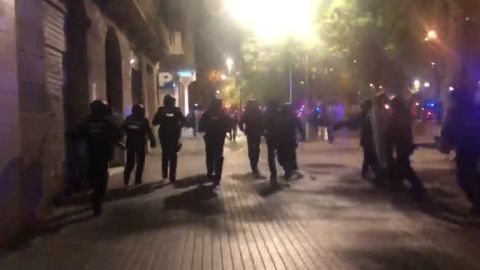 Cargan contra los manifestantes convocados por los independentistas en Barcelona