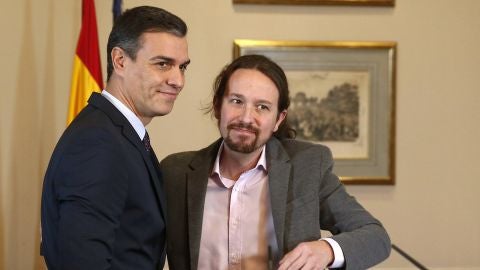 Los dardos entre Pedro Sánchez y Pablo Iglesias que han acabado en abrazo