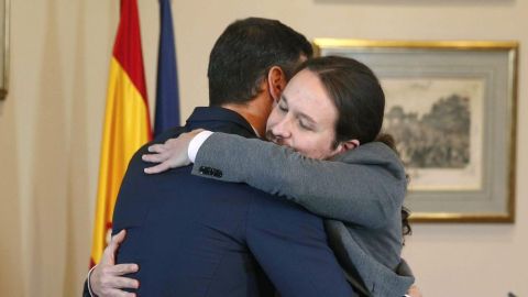 La comentada reacción al abrazo entre Pedro Sánchez y Pablo Iglesias tras firmar el preacuerdo