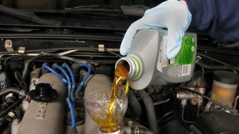 ¿Qué hacer con el aceite usado del coche, uno de los residuos más contaminantes?
