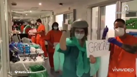Al ritmo de "Resistiré" los sanitarios españoles agradecen el apoyo por su lucha contra el coronavirus