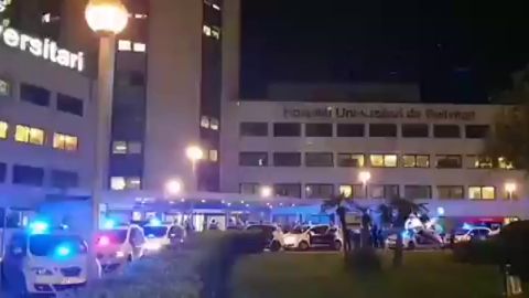 Los Mossos d'Esquadra aplauden y animan a los sanitarios del Hospital Universitari de Bellvitge en Barcelona