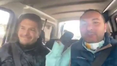 La irresponsabilidad de un padre y su hijo en furgoneta para "alegrar" a sus vecinos en plena crisis del coronavirus