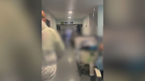 Las impactantes imágenes de enfermos con coronavirus ocupando los pasillos del hospital Severo Ochoa sin respetar la distancia de seguridad