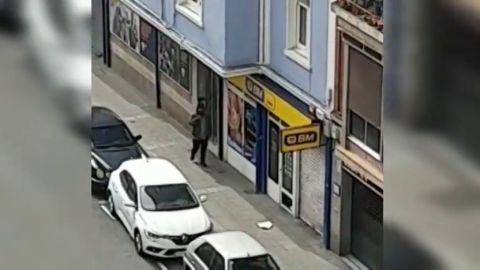 Un hombre se salta la cuarentena y entra por la fuerza en un establecimiento de Getxo para robar comida