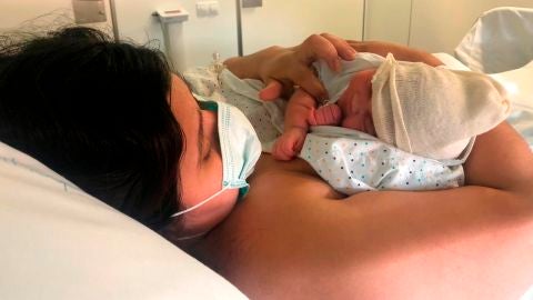 El primer bebé sano de madre con COVID-19 nacido en Cataluña pone algo de luz a la crisis del coronavirus 