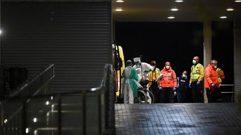 Enfermos hacinados y sin guardar la distancia de seguridad en hospitales de Madrid