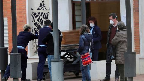 Se reduce el incremento de fallecidos por coronavirus en España aunque aumentan los contagios 