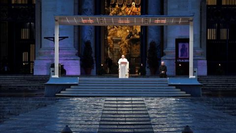 El Papa bendice al mundo con la Plaza de San Pedro completamente vacía