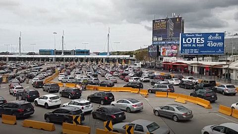 Manifestantes mexicanos bloquean la frontera para que no entren los estadounidenses que huyen del coronavirus
