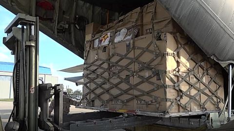 Un avión del Ejército carga material sanitario en Shanghái para traerlo a España