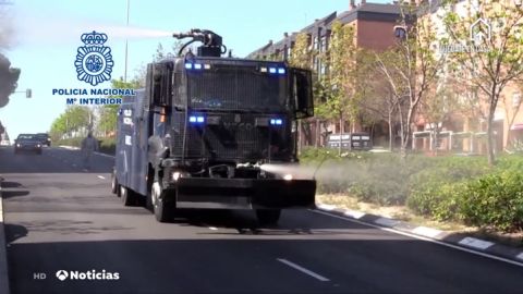El camión lanza-agua de la Policía que ha sido transformado en una máquina gigante de desinfección contra el coronavirus