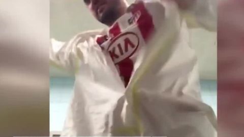 Manuel Pujadas, el celador que porta la camiseta del Atleti mientas lucha contra el coronavirus