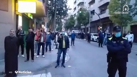 Celebran un rezo musulmán en una calle de El Vendrell, Tarragona, pese al estado de alarma por coronavirus 