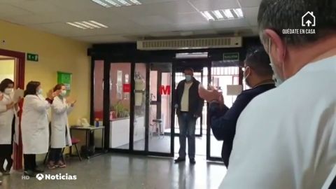 El emotivo homenaje de los sanitarios del Hospital de Alcorcón a José María, un conductor de VTC: "Eché a llorar como un bebé"