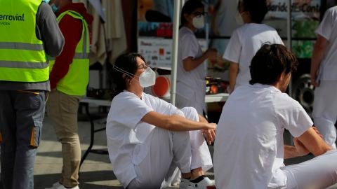 Los sanitarios despedidos tras ser contratados por el coronavirus: "En cuanto han bajado los contagios nos han dado la patada"