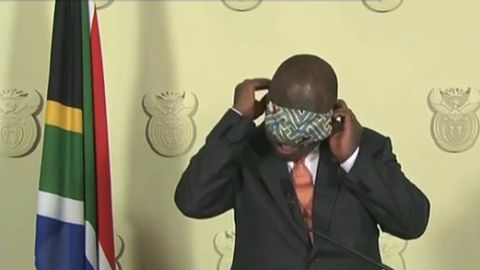 El presidente de Sudáfrica se lía poniéndose la mascarilla contra el coronavirus mientras explicaba cómo hacerlo