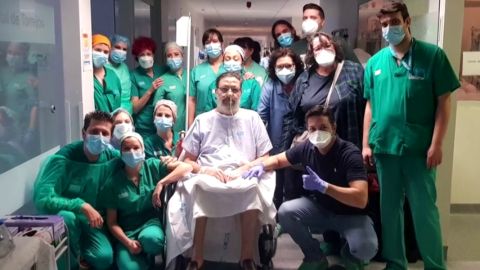 Julio, el paciente de coronavirus que más tiempo ha estado en la UCI, recibe el alta tras 57 días 