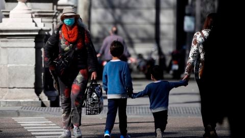 El BOE sobre la salida de los menores a la calle excluye a los niños de 14 años y deja en el aire el uso de juguetes