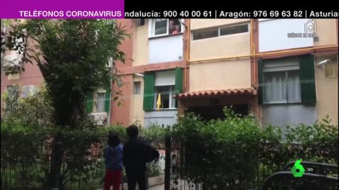 Los niños se reencuentran con sus abuelos, todavía confinados, en su primer día de paseo: "Estoy muy alegre ahora"