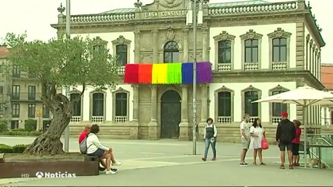 Pontevedra rechaza la "plumofobia" con una bandera arcoíris que cuelga del balcón de la Casa Consistorial 