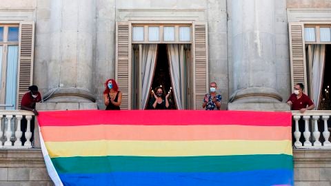Despliegan la bandera arcoíris en el Ayuntamiento de Barcelona para celebrar el orgullo LGTBI