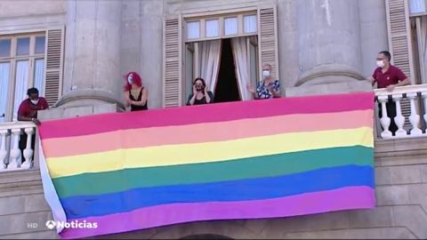 La guerra de las banderas LGTBI en los balcones de los ayuntamientos de España