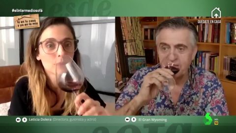 (30-07-20) El juego de 'Yo nunca' entre Leticia Dolera y Wyoming con una copa de vino: "¿El sexo con uno mismo cuenta?"