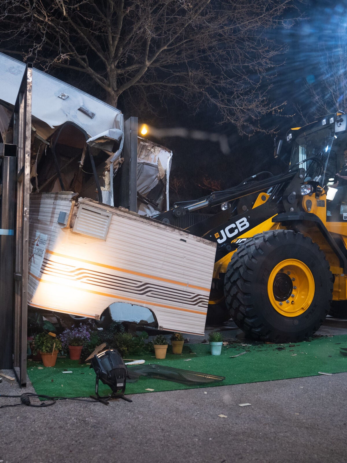 Prensado extremo Marron aplasta una caravana con la fuerza de una