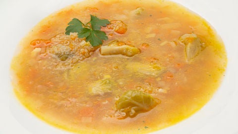 Sopa de quinoa con verduras y pollo y entrecot con salsa de chalota y mostaza con patatas asadas