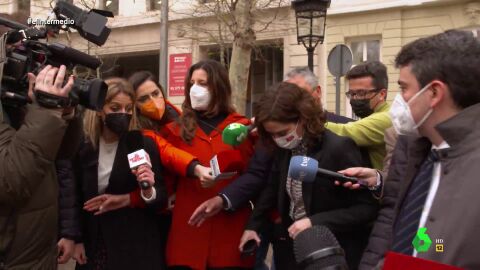 (15-03-22) La indignación de Wyoming ante los "agarrones" a Andrea Ropero al entrevistar a Ayuso y Almeida: "Menos mal que son servidores públicos"