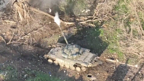 (01-05-22) Las impactantes imágenes de un tanque ruso disparando a varias edificaciones en Mariúpol