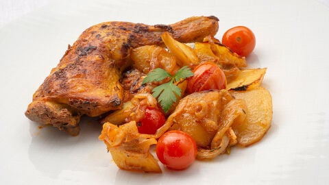 Sopa de pan con berberechos y pollo al estilo turco con patatas y cebolla