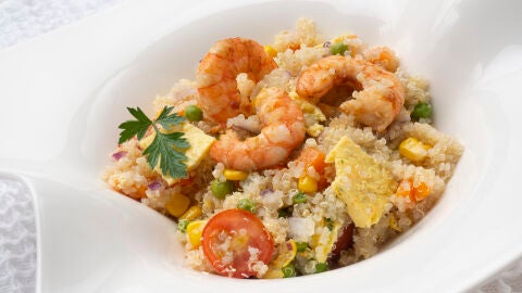 Ensalada de quinoa con langostinos y picantones en cazuela con patatas