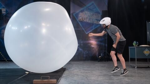 ¿Qué sucede si tiramos una bola de bolos contra un globo gigante? Marron da la respuesta en 'El Hormiguero 3.0'
