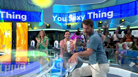 El momentazo de Arturo Valls bailando ‘You sexy thing’: ¡casi se marca un ‘full monty’! 