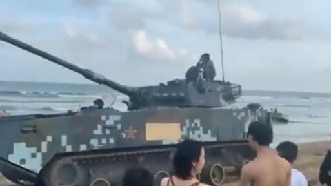 (03-08-22) China despliega tanques en una playa cercana a la zona de Taiwán donde se encuentra Nancy Pelosi